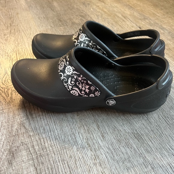 Crocs at Work Women's Mercy Work Clog Size W9 Embroidered Flowers - Picture 2 of 12